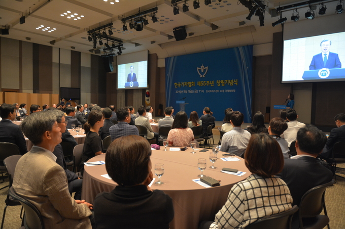 기념식 참석자들이 문재인 대통령 축사를 경청하는 모습. (사진=강아영·김달아 기자) 