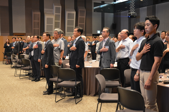 한국기자협회 창립55주년 기념식이 16일 오전 11시 서울 중구 프레스센터 20층 국제회의장에서 열렸다. 이날 기념식엔 기자협회의 미래를 책임질 젊은 기자 20여명과 역대 기자협회장을 지낸 고문들이 다수 참여해 눈길을 끌었다.  