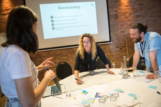 ‘룸 오브 솔루션(Room of solution)’의 대표인 게르드 마리아 메이(가운데)는 덴마크 퓐스 지역의 고등학교와 협약을 맺고 학생들을 위한 저널리즘 수업을 시행하고 있다. /게르드 마리아 메이 제공 ‘룸 오브 솔루션(Room of solution)’의 대표인 게르드 마리아 메이(가운데)는 덴마크 퓐스 지역의 고등학교와 협약을 맺고 학생들을 위한 저널리즘 수업을 시행하고 있다. /게르드 마리아 메이 제공