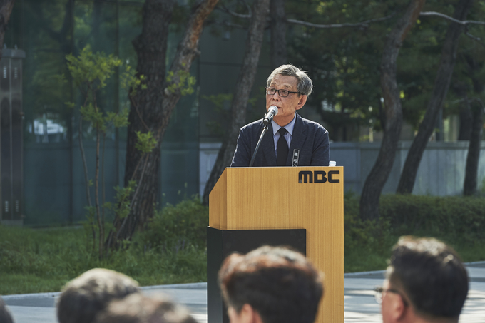 고 이용마 MBC기자의 영결식 '세상은 바꿀 수 있습니다' 시민사회장이 23일 서울 상암 MBC 앞 광장에서 열렸다. 사진은 김중배 전 MBC 사장이 비나리(여는 말씀)를 통해 애통한 마음을 전하는 모습. (언론노조 MBC본부) 