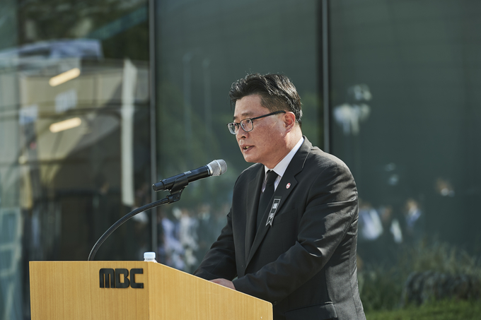 고 이용마 MBC기자의 영결식 '세상은 바꿀 수 있습니다' 시민사회장이 23일 서울 상암 MBC 앞 광장에서 열렸다. 오정훈 언론노조 위원장이 조사를 하는 모습. (언론노조 MBC본부) 