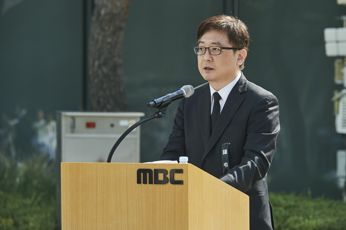 고 이용마 MBC기자의 영결식 '세상은 바꿀 수 있습니다' 시민사회장이 23일 서울 상암 MBC 앞 광장에서 열렸다. 고 이용마 기자의 동기인 김효엽 MBC기자 역시 조사를 했다. (언론노조 MBC본부) 