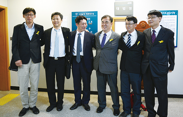 2014년 5월27일 업무방해 혐의로 기소된 언론노조 MBC본부 집행부는 무죄를 선고받았다. 해직기간 회사와의 법적분쟁은 수년간 지속됐다. (왼쪽부터 당시 직함으로)정영하 전 위원장, 이용마 전 홍보국장, 신인수 변호사, 강지웅 전 사무처장, 김민식 전 편성제작부위원장, 장재훈 전 정책교섭국장. 