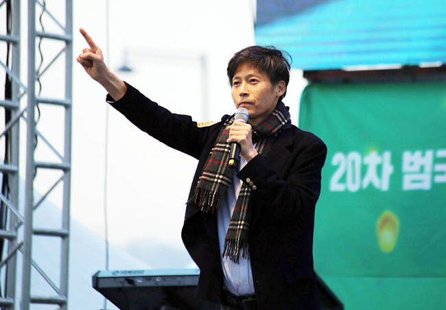 2017년 3월11일 서울 광화문 촛불집회에 참석한 이 기자는 검찰총장과 공영언론사 사장 인사권을 국민에게 돌려주자고 발언했다. 복막암 투병 중에도 이 기자는 공영방송사 지배구조 개선 등 필요성을 설파하는데 힘을 아끼지 않았다. 투병 중 문재인 대통령을 만난 자리에서도 이를 강조했다. /언론노조 MBC본부 