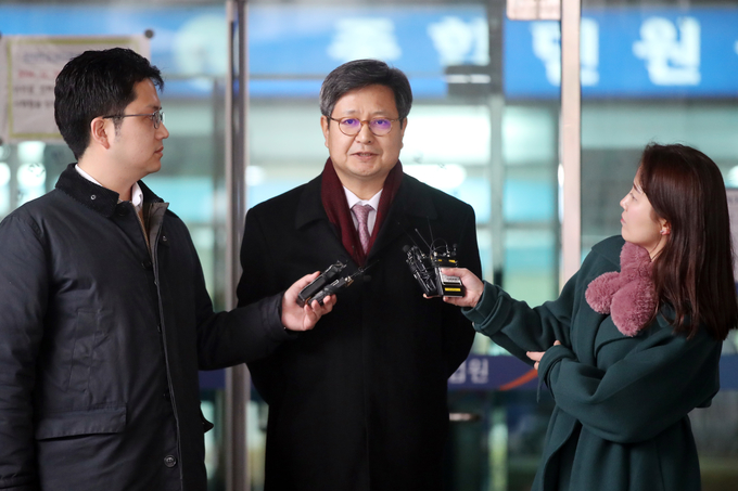  부당노동행위 혐의로 1심에서 징역 8개월에 집행유예 2년을 선고 받은 김장겸 전 MBC 사장이 지난 2월19일 오후 서울 마포구 서울서부지방법원에서 1심 선고 공판을 마치고 취재진의 질문에 답변하고 있다. (뉴시스) 