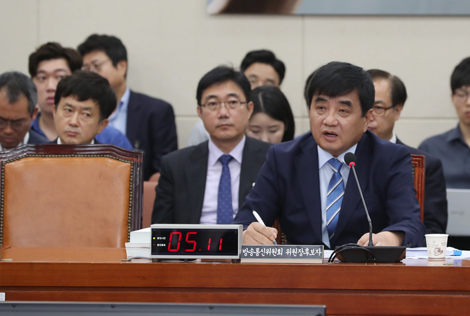 30일 서울 여의도 국회에서 열린 과학기술정보방송통신위원회 전체회의 한상혁 방송통신위원장 후보자 인사청문회에서 한 후보자가 의원 질의에 답하고 있다. (뉴시스) 