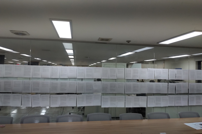 한겨레 주니어연차 기자들이 자사의 '조국 보도'를 보도참사로 평가하며 국장단의 사퇴를 촉구하는 성명을 6일 냈다. 사진은 한겨레 편집회의실 등 사내 곳곳에 붙은 성명서 모습. (한겨레 기자 제공)  