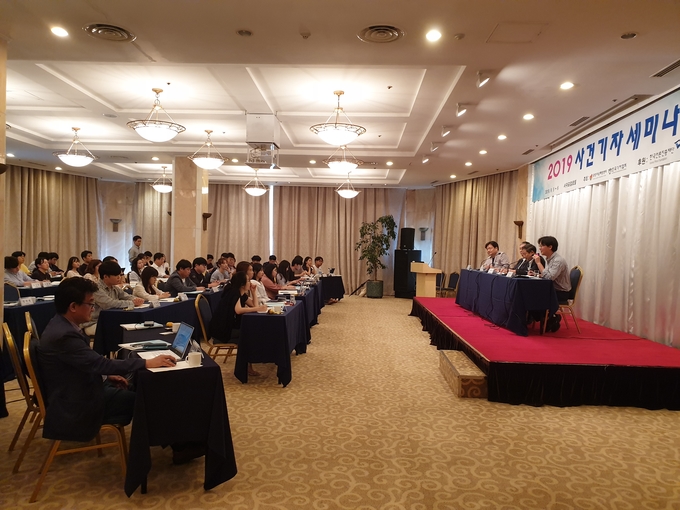 5일 '2019 사건기자 세미나'에서 김영욱 카이스트 과학저널리즘 대학원 교수, 이창수 세계일보 기자가 토론을 하고 있다. 5일 '2019 사건기자 세미나'에서 김영욱 카이스트 과학저널리즘 대학원 교수, 이창수 세계일보 기자가 토론을 하고 있다.