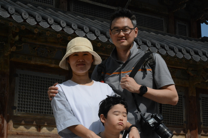 김현정 아시아경제 기자(왼쪽) 세 가족이 법주사에서 사진촬영에 응한 모습. 