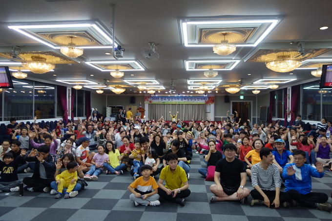 2019 한국기자협회 등반대회가 충북 보은군 속리산 일원에서 열렸다. 이날 오후 레크리에이션 중 사진촬영에 임한 기자와 가족들 모습. 