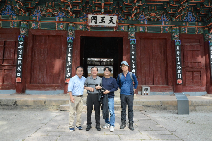 농민신문에서 전현직 기자협회 지회장 기자들 역시 느긋하게 산행을 즐겼다. 법주사 천왕문 앞에서 포즈를 취한 농민신문 오영채, 김광동 부장, 류호천 기자, 이승환 부장. 