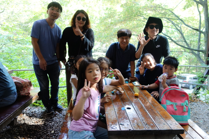 아이들과 산행 중 세심정에서 휴식을 취하는 경남신문 박진욱(뒷줄 왼쪽부터), 강희정, 김승권, 도영진 기자. 