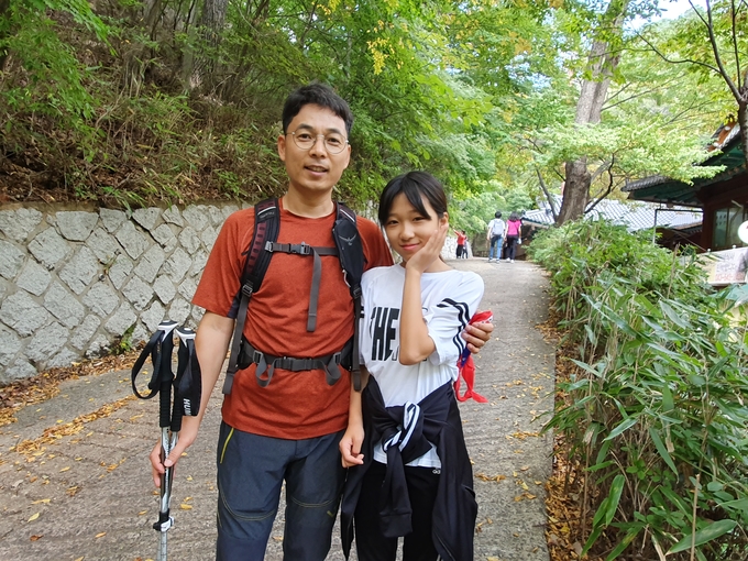 딸과 함께 문장대에 도전한 박정민 한겨레 기자. 