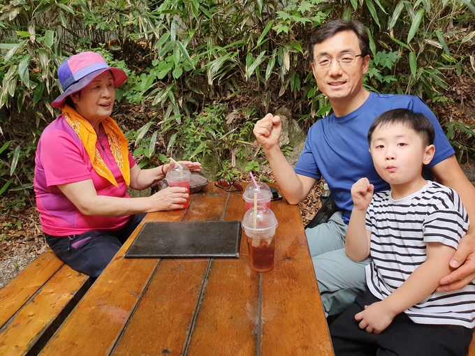 어머니와 아들과 함께 속리산을 오른 최영수 뉴스핌 기자. 