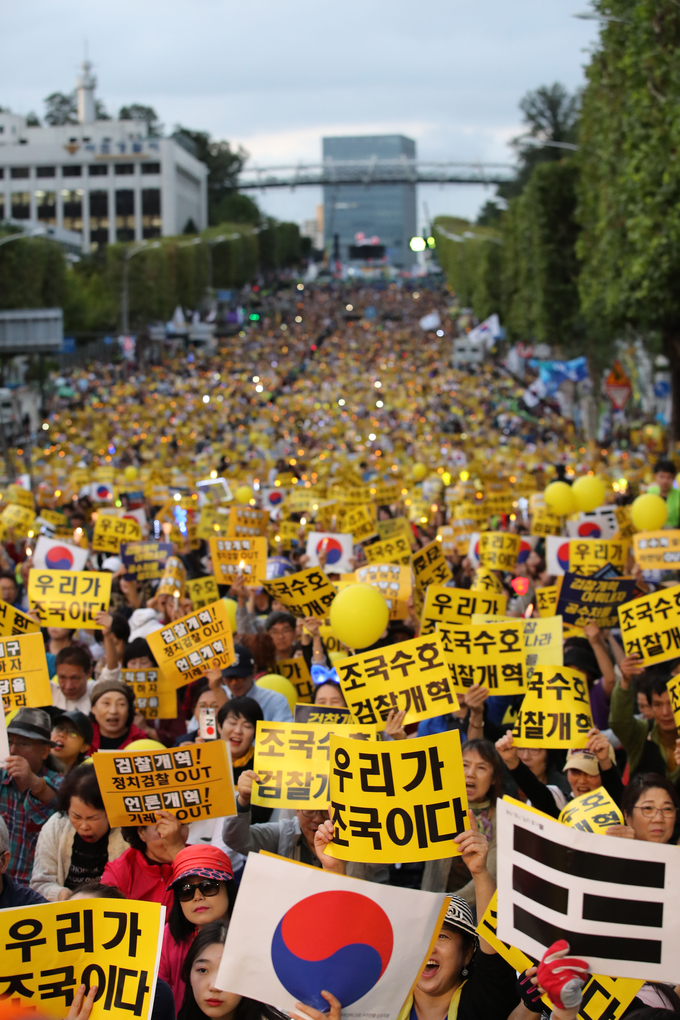 지난 5일 오후 서울 서초구 서초역 사거리에서 열린 ‘제8차 검찰개혁 촛불 문화제’에서 참석자들이 ‘우리가 조국이다’, ‘검찰개혁! 정치검찰 OUT 언론개혁! 기레기 OUT’ 손팻말을 흔들며 구호를 외치고 있다. /연합뉴스 