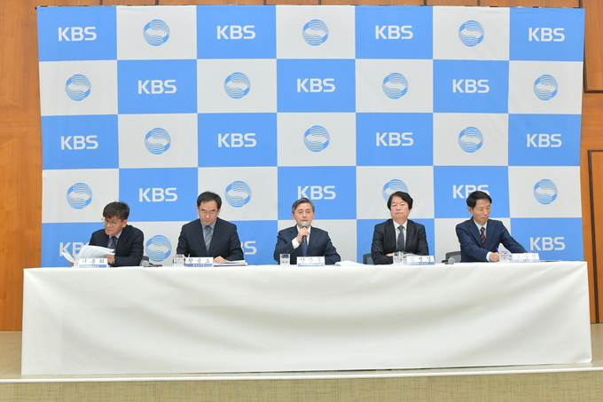 양승동 KBS 사장(사진 가운데)이 2일 기자간담회를 열고 KBS의 지난 1년의 공과를 설명하고 있다. 왼쪽부터 이훈희 제작2본부장, 황용호 편성본부장, 양승동 사장, 임병걸 전략기획실장, 김종명 보도본부장 (KBS) 양승동 KBS 사장(사진 가운데)이 2일 기자간담회를 열고 KBS의 지난 1년의 공과를 설명하고 있다. 왼쪽부터 이훈희 제작2본부장, 황용호 편성본부장, 양승동 사장, 임병걸 전략기획실장, 김종명 보도본부장 (KBS)