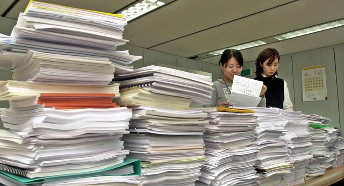 신춘문예의 계절이 돌아왔다. 문학 담당 기자의 전화통엔 불이 나고 신문사엔 배송된 원고들이 쏟아지는 시기다. 사진은 2002년 12월 동아일보 편집국에 신춘문예 응모원고가 쌓인 모습. /동아일보 제공 