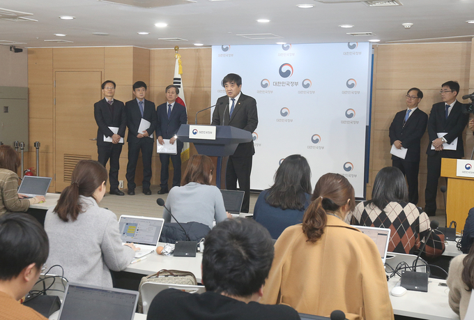 한상혁 방송통신위원회 위원장이 16일 부처별 업무보고에 앞서 지난 14일 진행된 사전 브리핑에서 '방통위 2020년도 주요 업무 추진계획'을 설명하고 있다. (방송통신위원회) 