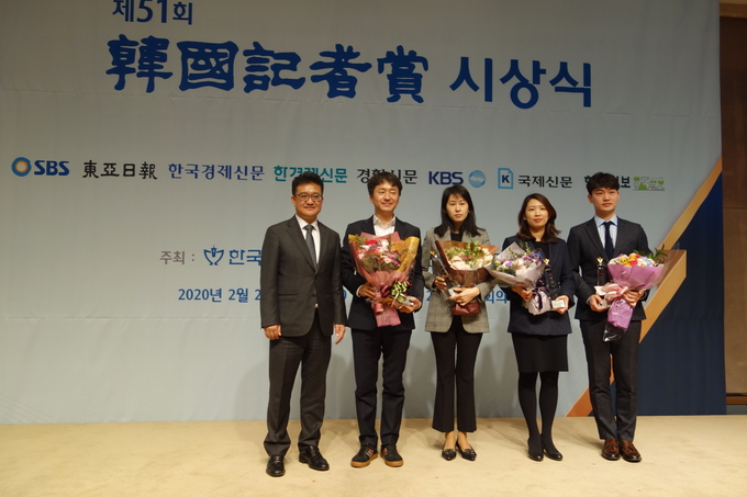 <인보사, 종양 유발 위험…허가 과정 의혹>으로 한국기자상을 받은 SBS 기자들이 사진 촬영을 하고 있다. 