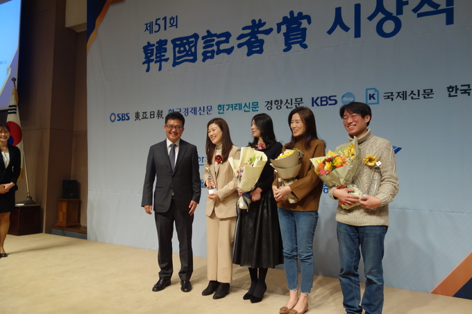 <대한민국 요양보고서>로 한국기자상을 받은 한겨레신문 기자들이 사진 촬영을 하고 있다. 