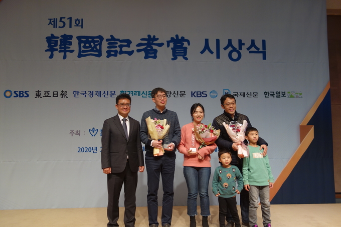 <매일 김용균이 있었다>로 한국기자상을 수상한 경향신문 기자들이 사진 촬영을 하고 있다. 