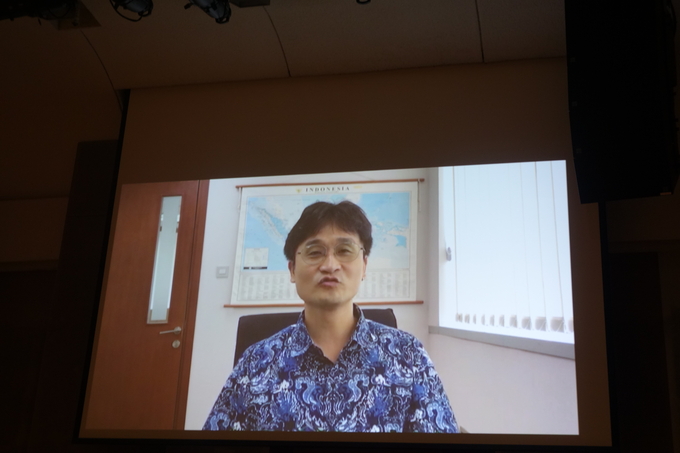 <인도네시아 임금체불 한인 기업 파문>으로 제10회 조계창 국제보도상을 수상한 고찬유 한국일보 기자가 영상으로 수상 소감을 말하고 있다. 고 기자는 현재 자카르타 특파원으로 일하고 있다.  