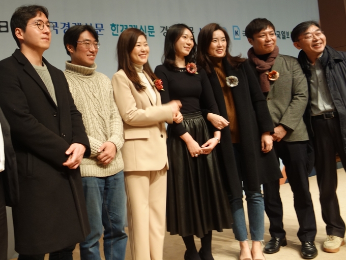 한국기자상 기획보도부문을 수상한 한겨레 기자들이 꽃 브로치를 달고 기념사진을 찍고 있다. 