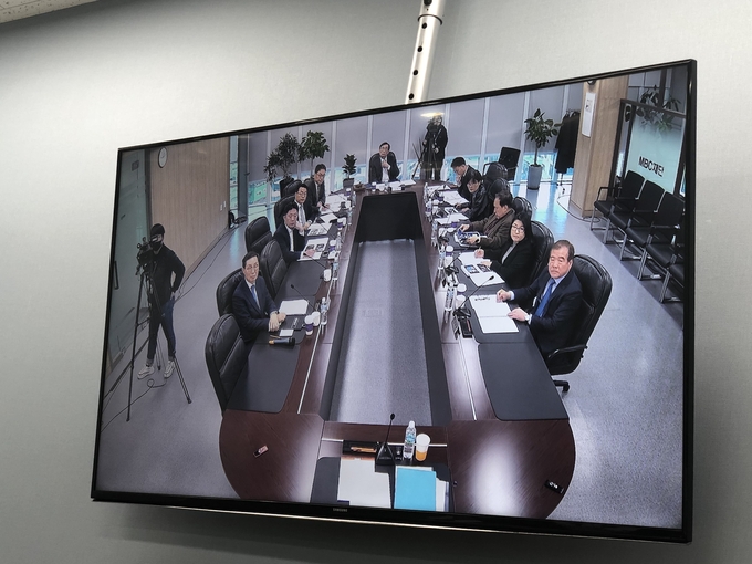 MBC 대표이사 후보자의 면접을 진행 중인 방문진 이사회 모습.  