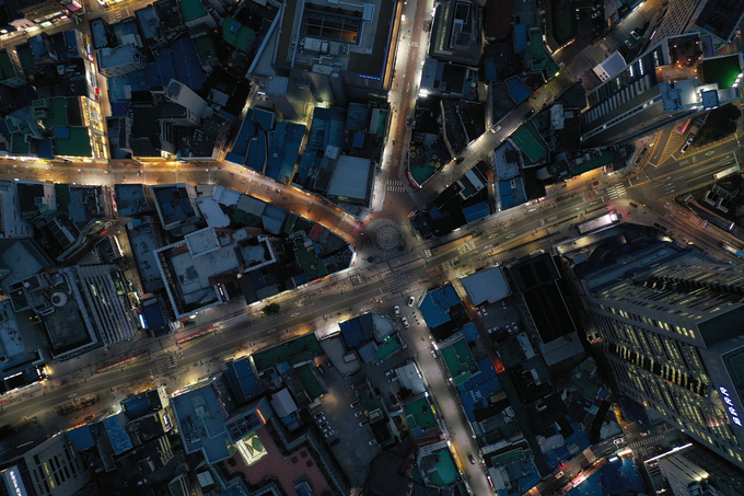 지난달 24일 오후 6시40분께 평소 같으면 차량과 사람이 넘칠 대구의 중심가 동성로의 중앙파출소 삼거리 일대가 차량과 오가는 사람이 뜸하다. 대구에서는 신종 코로나바이러스 감염증(코로나19) 확진자가 급증하며 시민들이 외출을 꺼려 이날 동성로 대부분의 상가가 휴업하거나 일찍 문을 닫았다. /연합뉴스 