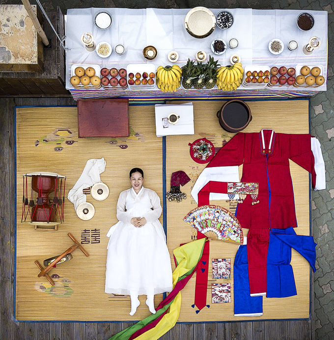 급변하는 미디어 환경에 대응해 보도 사진과 사진기자의 역할 역시 진화하고 있다. 사진은 ‘편집기자가 선정한 올해의 사진상’ 등을 수상한 지난해 7월27일자 중앙일보 ‘눕터뷰’. 만구대탁굿 전수교육조교 민혜경 만신이 굿에 쓰는 도구와 옷을 놓고 누워있다. /장진영 중앙일보 기자 제공 