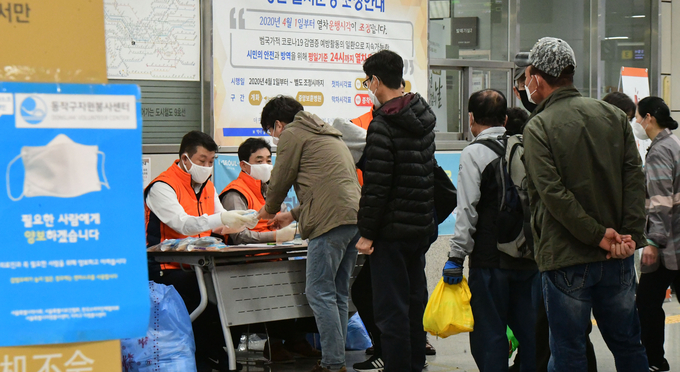 이투데이 김상우 부회장(왼쪽), 김상철대표가 시민들에게 마스크를 배부하고 있는 모습.(사진=이투데이 고이란기자)  