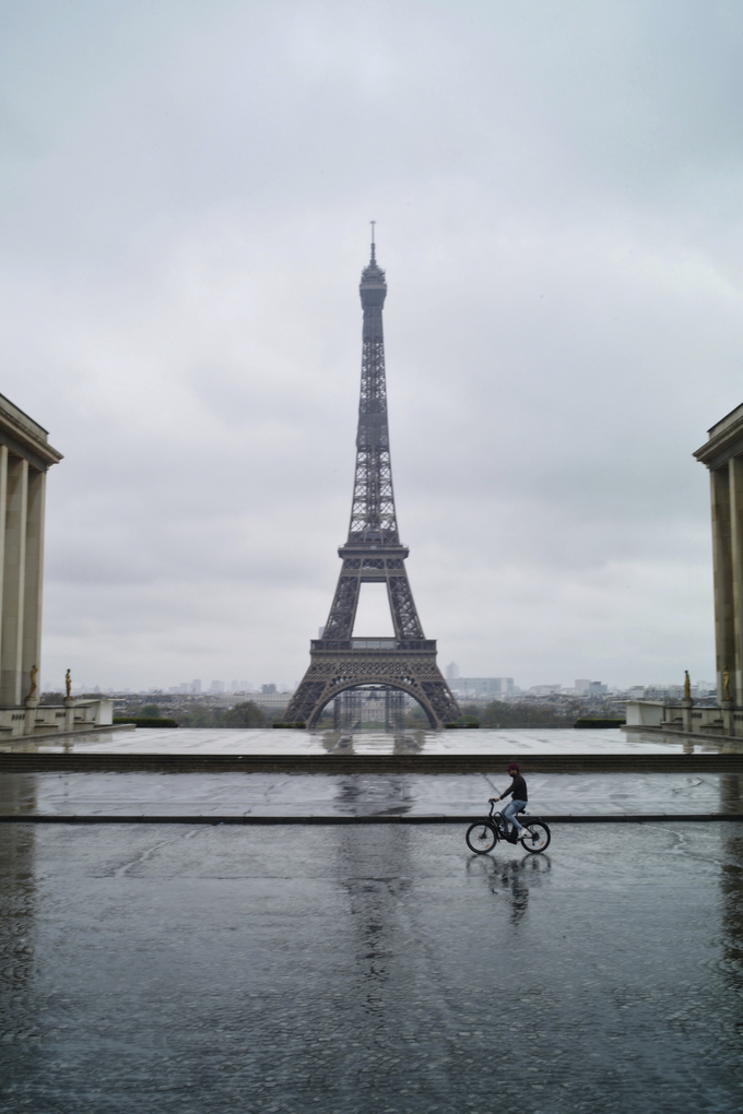 코로나19로 전국이 봉쇄 중인 지난 6일(현지 시각) 프랑스 파리 에펠탑 앞 텅 빈 광장을 한 남성이 자전거를 타고 지나고 있다. 프랑스는 이탈리아, 스페인, 미국에 이어 코로나19 사망자가 세계에서 네 번째로 많은 나라다. /뉴시스 
