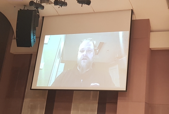 조슈아 벤튼 하버드대 니먼랩 소장이 9일 열린 '코로나19와 한미 언론 합동 화상토론회'에서 미국 언론사들의 재정적 어려움을 설명하고 있다. 