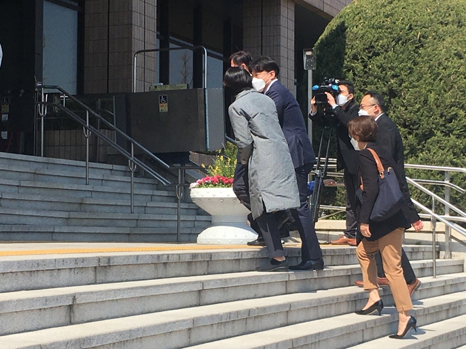채널A 재승인 관련 방통위에서 의견청취가 진행된 9일 오후, 방통위 청사 안으로 들어가고 있는 김재호 채널A 대표이사 사장(왼쪽에서 두번째)을 MBC 취재진이 따라붙고 있는 모습. 