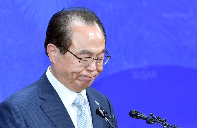오거돈 부산시장이 23일 오전 부산 연제구 부산시청 9층 기자회견장에서 사퇴 기자회견을 하고 있다. 뉴시스 