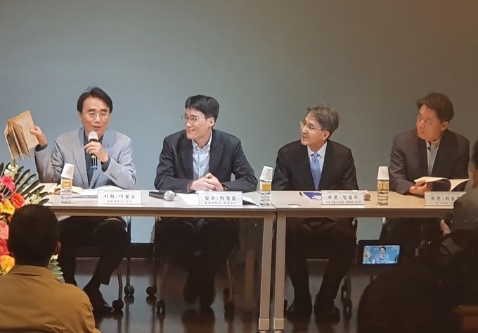 '기자 리영희' 세션에서 사회를 맡은 이봉수 세명대 교수가 리영희 선생의 책을 소개하고 있다. 