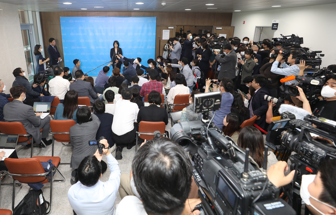 더불어민주당 윤미향 당선인이 지난달 29일 오후 국회 소통관에서 기자회견을 열고 정의기억연대 활동 당시 회계 부정 등 각종 의혹에 대한 입장을 밝힌 후 취재진의 질문에 답하고 있다. 윤 당선인은 앞서 언론이 제기한 의혹들을 전면 부인했다. /연합뉴스 
