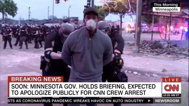 미국 흑인 사망 시위 현장을 취재하던 CNN 소속 흑인기자가 경찰에 체포되고 있다. 이 기자는 현장에 있던 동료기자들 항의에 1시간여만에 풀려났다. (로이터 연합뉴스) 