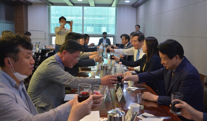 11일 국회의원회관에서 열린 한국기자협회 임원진-언론인 출신 제21대 국회의원 간담회에서 참석자들이 포도주스로 건배를 하고 있다. (한국기자협회) 