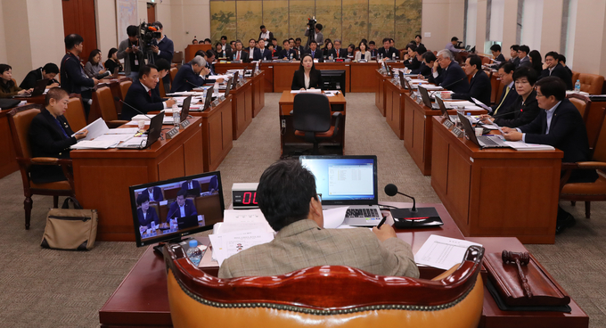 21대 국회가 개원한 지 일주일도 안 돼 언론에 징벌적 손해배상제도를 적용하자는 법안이 발의돼 논란이 일고 있다. 징벌적 손해배상제 도입 주장이 나온 건 이번이 처음은 아니지만 충분한 논의 없이 법안이 발의돼 비판의 목소리가 나오고 있다. 사진은 해당 법안이 논의될 국회 문화체육관광위원회 회의 모습. /뉴시스 