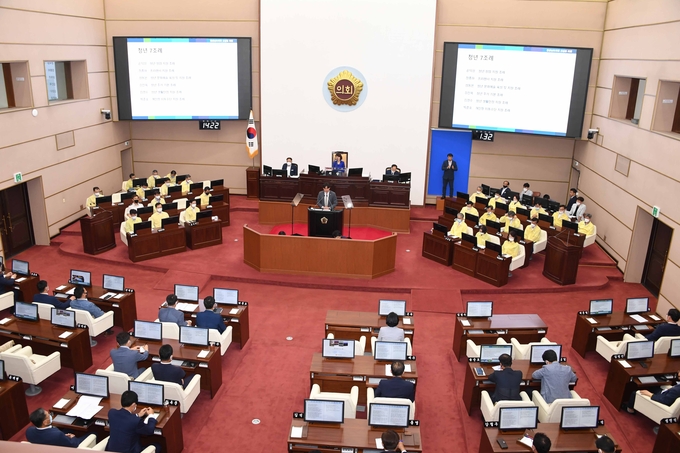 김지수 경남도의회 의장이 18일 도의회 본회의에서 코로나19로 경영위기를 겪는 지역 매체 지원을 촉구하는 대정부건의안을 통과시키고 있다. (사진=언론노조 경남대표자회의 제공) 