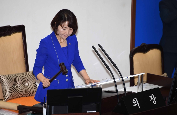 김지수 경남도의회 의장이 18일 도의회 본회의에서 코로나19로 경영위기를 겪는 지역 매체 지원을 촉구하는 대정부건의안을 통과시키고 있다. (사진=언론노조 경남대표자회의 제공) 