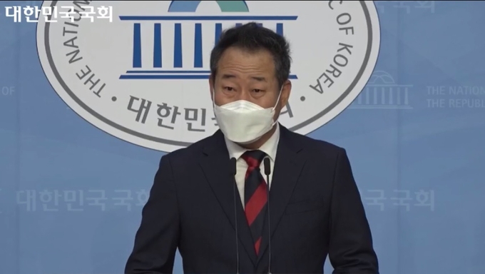 전광삼 방통심의위 상임위원이 26일 국회에서 대통령의 해촉 결정에 반발하는 기자회견을 하고 있다. 전광삼 방통심의위 상임위원이 26일 국회에서 대통령의 해촉 결정에 반발하는 기자회견을 하고 있다.