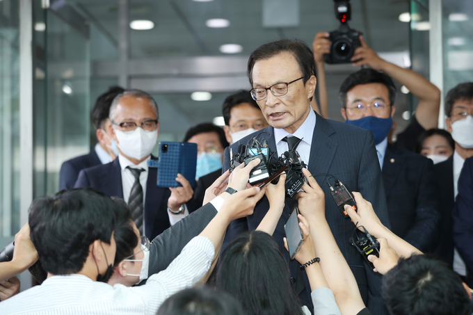 지난 10일 이해찬 더불어민주당 대표가 박원순 서울시장의 빈소에서 조문을 마친 뒤 질문한 기자를 향해 쏘아보고 있다. /연합뉴스 