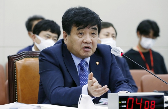 한상혁 방송통신위원회 위원장 후보자가 20일 서울 여의도 국회에서 열린 국회 과학기술정보방송통신위원회의 방송통신위원회 위원장후보자 인사청문회에서 질의에 답변하고 있다. 뉴시스 