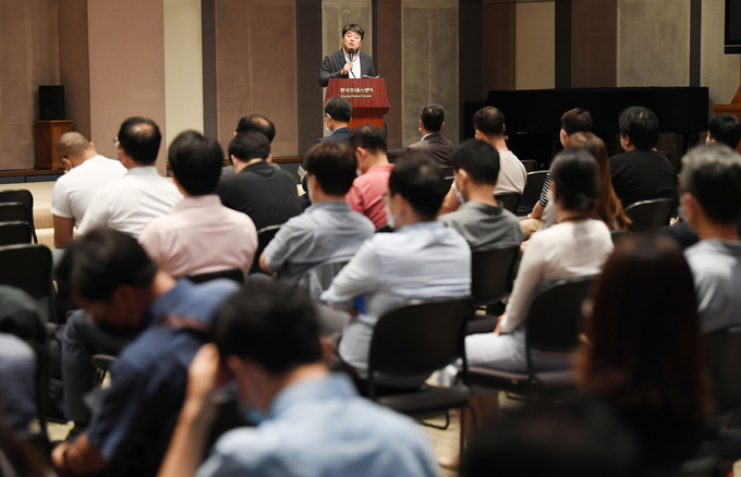 지난 22일 서울 중구 한국프레스센터 국제회의장에서 서울신문 우리사주조합 개최 '서울신문 만민공동회'가 열렸다. 이날 서울신문 구성원들은 우리사주조합이 기재부의 서울신문 지분을 인수하는 안을 두고 투표를 진행하기로 했다. 