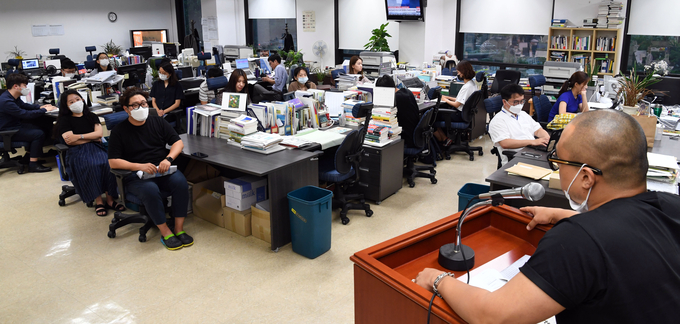 지난 11일 서울신문 기자들이 곽병찬 논설고문의 <광기, 미투를 조롱에 가두고 있다> 칼럼을 두고 기자총회를 열었다. 