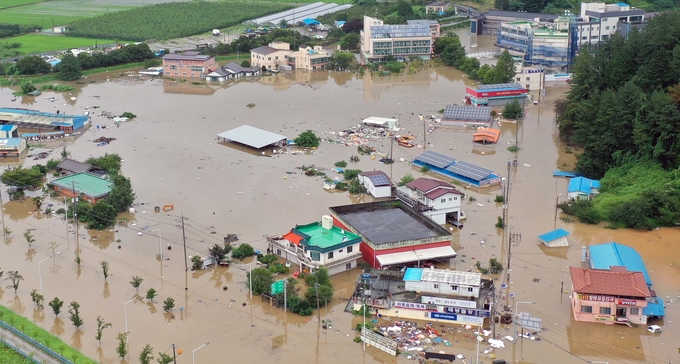 중부 지방에서 54일간 이어진 장마가 지난 16일 끝났다. 6월24일부터 시작된 이번 장마는 1973년 기상청 통계 이후 최장기간 장마인 데다 전국 누적강수량도 약 920mm로, 역대 두 번째로 많았다. 사진은 지난 8일 경남 하동군 하동읍 두곡리 두곡마을 일대가 전날부터 내린 폭우로 물에 잠겨 있는 모습. /연합뉴스 
