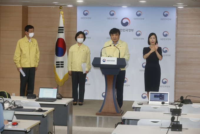 추미애 법무부 장관(왼쪽에서 두번째), 진영 행정안전부 장관(왼쪽 첫번째), 한상혁 방송통신위원장(오른쪽에서 두번째)이 21일 오후 정부서울청사에서 합동 대국민 담화를 발표해 코로나19 방역활동을 저해하는 행위 일체에 대한 무관용 원칙, 강경 대응 방침을 밝혔다. (사진=방통위) 