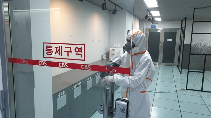 최근 신종 코로나바이러스 감염증(코로나19)이 무서운 기세로 번지며 언론계에 긴장감이 감돌고 있다. 사진은 지난 17일 CBS 라디오 '김현정의 뉴스쇼'에 출연한 기자가 18일 밤 코로나19 확진 판정을 받자 CBS가 스튜디오와 방송시설을 폐쇄하고 긴급 방역에 나선 모습. /CBS 제공 